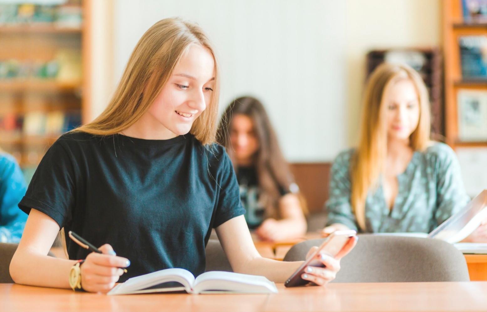 Sessione di formazione pratica con strumenti professionali del barbiere